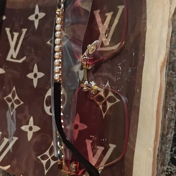 CHANEL Rose-Tinted Sunglasses with Pearl Accent All Inclusive - Picture 7 of 15